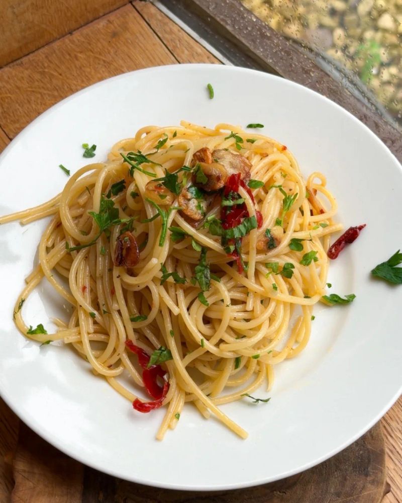 Spaghetti aglio e olio on a white plate