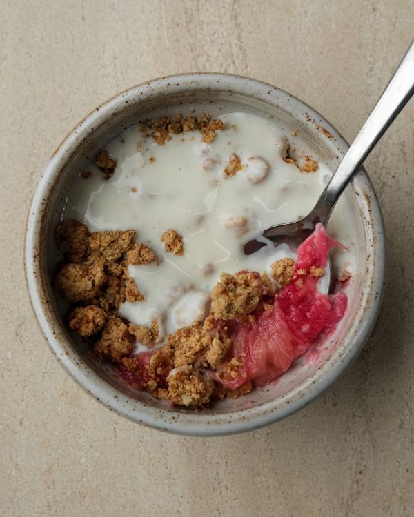 Breakfast rhubarb crumble