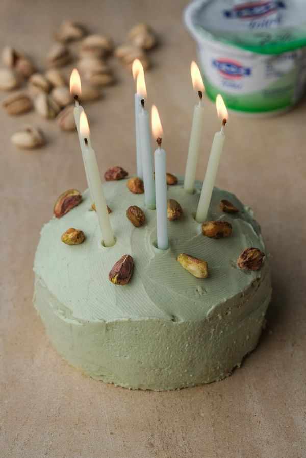 Pistachio yoghurt cake