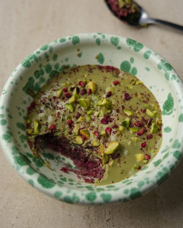 Raspberry and pistachio friand mug cake