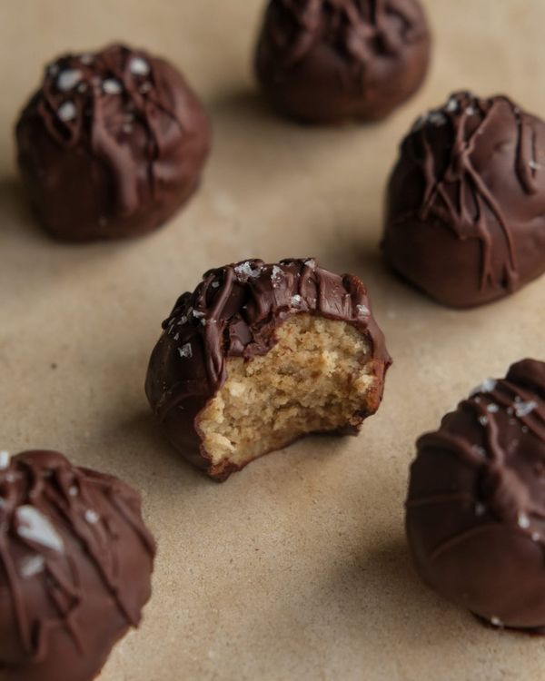 Sticky toffee energy balls