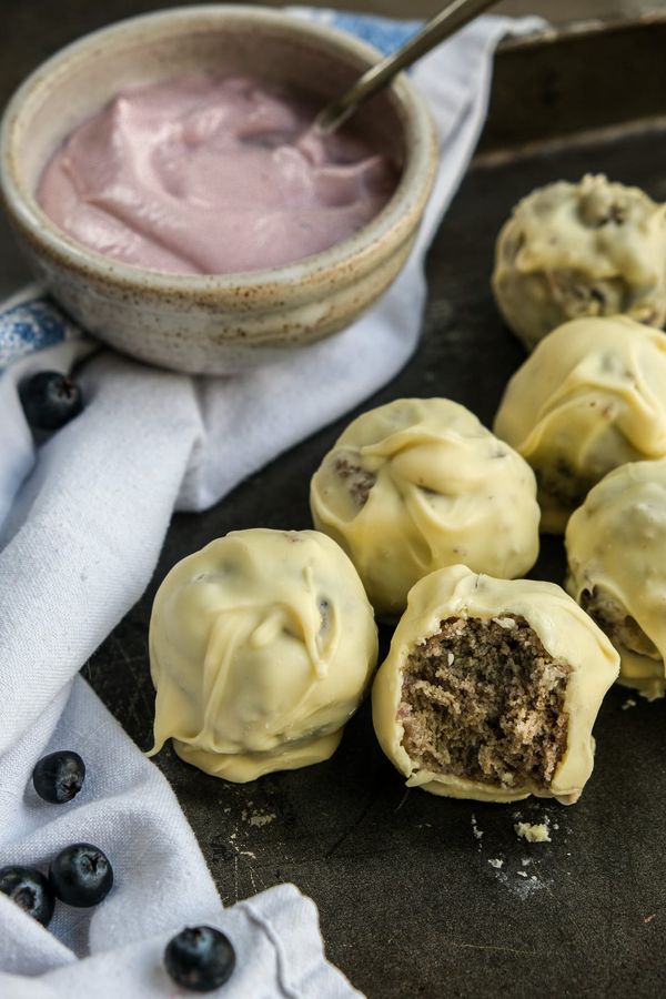 Blueberry and white chocolate cake pops